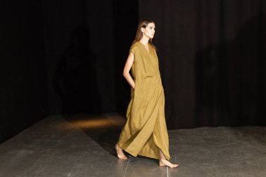 Milan, İtalya - 18 Haziran: Güzel model teşkil etmektedir backstage terzilik Monk göstermeden önce üzerinde 18 Haziran 2018 Milan erkekler moda haftasında Milan'da sadece.