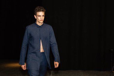 Milan, İtalya - 18 Haziran: Güzel model teşkil etmektedir backstage terzilik Monk göstermeden önce üzerinde 18 Haziran 2018 Milan erkekler moda haftasında Milan'da sadece.