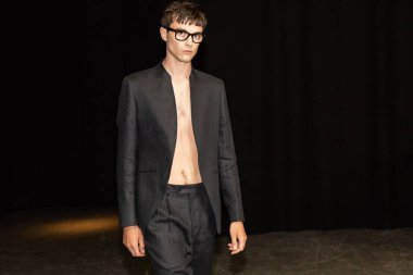 Milan, İtalya - 18 Haziran: Güzel model teşkil etmektedir backstage terzilik Monk göstermeden önce üzerinde 18 Haziran 2018 Milan erkekler moda haftasında Milan'da sadece.