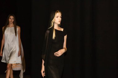 Milan, İtalya - 18 Haziran: Güzel modelleri poz backstage terzilik Monk göstermeden önce üzerinde 18 Haziran 2018 Milan erkekler moda haftasında Milan'da sadece.