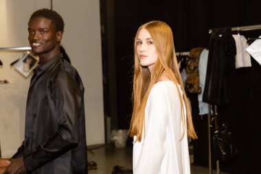 Milan, İtalya - 18 Haziran: Güzel modelleri poz backstage terzilik Monk göstermeden önce üzerinde 18 Haziran 2018 Milan erkekler moda haftasında Milan'da sadece.