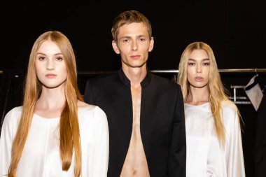 Milan, İtalya - 18 Haziran: Güzel modelleri poz backstage terzilik Monk göstermeden önce üzerinde 18 Haziran 2018 Milan erkekler moda haftasında Milan'da sadece.
