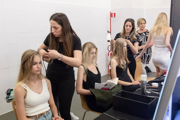 Milan, İtalya - 18 Haziran: Makyaj backstage içinde giyinme Monk göstermeden önce üzerinde 18 Haziran 2018 Milan erkekler moda haftasında Milan'da sadece, güzel modelleri.