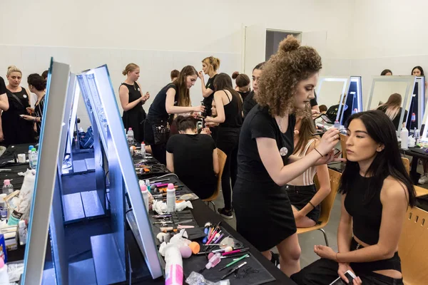 Milan, İtalya - 18 Haziran: Makyaj backstage içinde giyinme Monk göstermeden önce üzerinde 18 Haziran 2018 Milan erkekler moda haftasında Milan'da sadece, güzel modelleri.