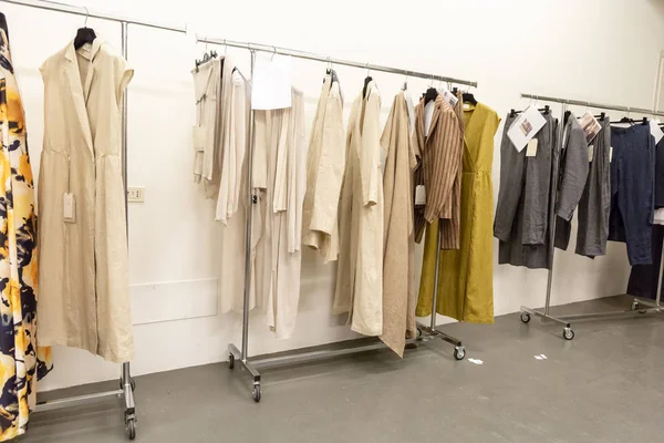 Milan, İtalya - 18 Haziran: Giysi rafları backstage Milan üzerinde 18 Haziran 2018 Milan erkekler moda haftasında terzilik Monk göstermek için.