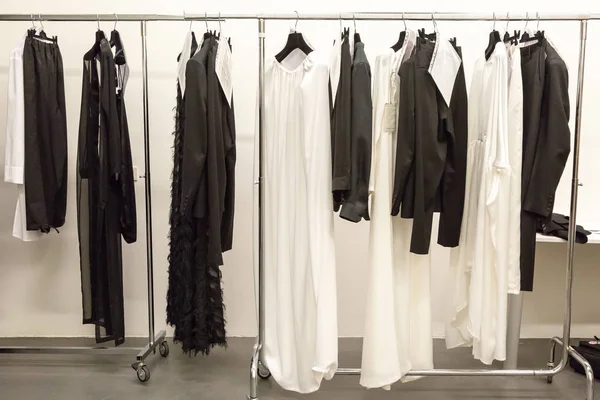 Milan, İtalya - 18 Haziran: Giysi rafları backstage Milan üzerinde 18 Haziran 2018 Milan erkekler moda haftasında terzilik Monk göstermek için.