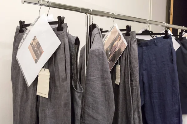 Milan, İtalya - 18 Haziran: Giysi rafları backstage Milan üzerinde 18 Haziran 2018 Milan erkekler moda haftasında terzilik Monk göstermek için.