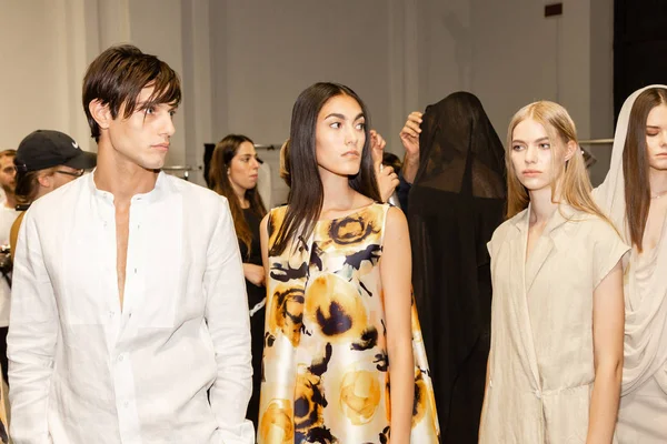 Milan, İtalya - 18 Haziran: Güzel modelleri poz backstage terzilik Monk göstermeden önce üzerinde 18 Haziran 2018 Milan erkekler moda haftasında Milan'da sadece.