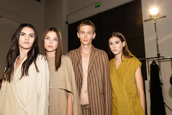 Milan, İtalya - 18 Haziran: Güzel modelleri poz backstage terzilik Monk göstermeden önce üzerinde 18 Haziran 2018 Milan erkekler moda haftasında Milan'da sadece.