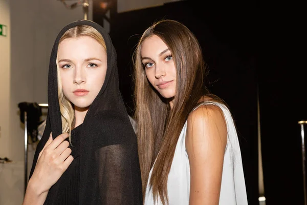 Milan, İtalya - 18 Haziran: Güzel modelleri poz backstage terzilik Monk göstermeden önce üzerinde 18 Haziran 2018 Milan erkekler moda haftasında Milan'da sadece.