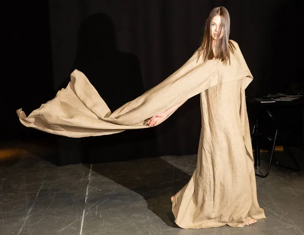 Milan, İtalya - 18 Haziran: Güzel model teşkil etmektedir backstage terzilik Monk göstermeden önce üzerinde 18 Haziran 2018 Milan erkekler moda haftasında Milan'da sadece.