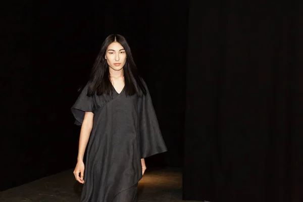 Milan Talya Haziran Güzel Model Teşkil Etmektedir Backstage Terzilik Monk — Stok fotoğraf