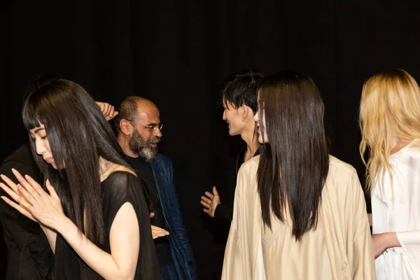サバト露ポーズ舞台裏でミラノ イタリア ファッション デザイナー仕立て修道士後彼のモデルとミラノの 2018 日にミラノ メンズ ファッション ウィーク中に表示 — ストック写真