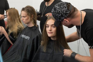 Milan, İtalya - 17 Haziran: Backstage içinde makyaj, güzel model Isabel Benenato göstermeden önce üzerinde 17 Haziran 2018 Milan erkekler moda haftasında Milan'da sadece.