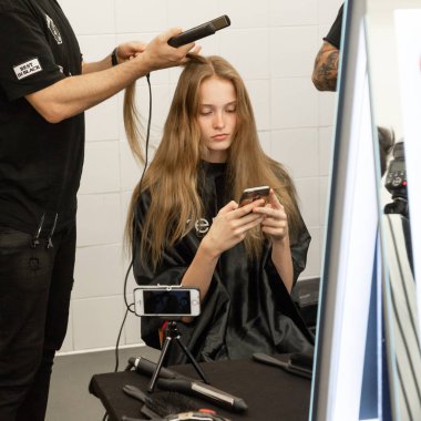 Milan, İtalya - 17 Haziran: Backstage içinde makyaj, güzel model Isabel Benenato göstermeden önce üzerinde 17 Haziran 2018 Milan erkekler moda haftasında Milan'da sadece.