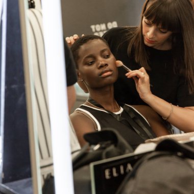 Milan, İtalya - 17 Haziran: Backstage içinde makyaj, güzel model Isabel Benenato göstermeden önce üzerinde 17 Haziran 2018 Milan erkekler moda haftasında Milan'da sadece.