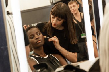 Milan, İtalya - 17 Haziran: Backstage içinde makyaj, güzel model Isabel Benenato göstermeden önce üzerinde 17 Haziran 2018 Milan erkekler moda haftasında Milan'da sadece.