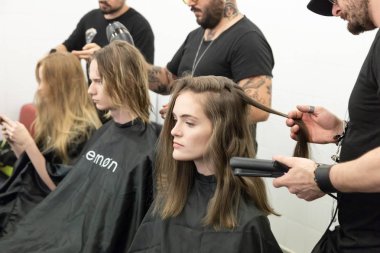 Milan, İtalya - 17 Haziran: Backstage içinde makyaj, güzel model Isabel Benenato göstermeden önce üzerinde 17 Haziran 2018 Milan erkekler moda haftasında Milan'da sadece.