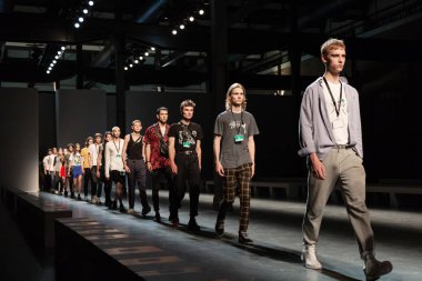 Milan, İtalya - 17 Haziran: Güzel model olun bir provadan önce üzerinde 17 Haziran 2018 Milan erkekler moda haftasında Isabel Benenato gösterisinde Milan.