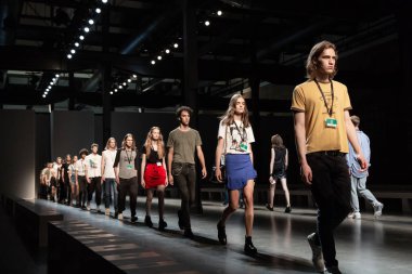 Milan, İtalya - 17 Haziran: Güzel model olun bir provadan önce üzerinde 17 Haziran 2018 Milan erkekler moda haftasında Isabel Benenato gösterisinde Milan.