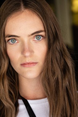 Milan, İtalya - 17 Haziran: Güzel model teşkil etmektedir backstage Isabel Benenato göstermeden önce üzerinde 17 Haziran 2018 Milan erkekler moda haftasında Milan'da sadece.