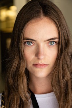 Milan, İtalya - 17 Haziran: Güzel model teşkil etmektedir backstage Isabel Benenato göstermeden önce üzerinde 17 Haziran 2018 Milan erkekler moda haftasında Milan'da sadece.