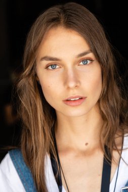 Milan, İtalya - 17 Haziran: Güzel model teşkil etmektedir backstage Isabel Benenato göstermeden önce üzerinde 17 Haziran 2018 Milan erkekler moda haftasında Milan'da sadece.