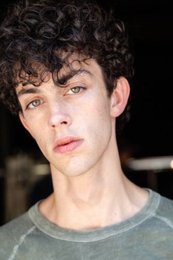 Milan, İtalya - 17 Haziran: Güzel model teşkil etmektedir backstage Isabel Benenato göstermeden önce üzerinde 17 Haziran 2018 Milan erkekler moda haftasında Milan'da sadece.