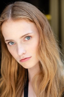 Milan, İtalya - 17 Haziran: Güzel model teşkil etmektedir backstage Isabel Benenato göstermeden önce üzerinde 17 Haziran 2018 Milan erkekler moda haftasında Milan'da sadece.