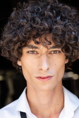 Milan, İtalya - 17 Haziran: Güzel model teşkil etmektedir backstage Isabel Benenato göstermeden önce üzerinde 17 Haziran 2018 Milan erkekler moda haftasında Milan'da sadece.