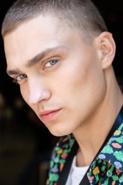 Milan, İtalya - 17 Haziran: Güzel model teşkil etmektedir backstage Isabel Benenato göstermeden önce üzerinde 17 Haziran 2018 Milan erkekler moda haftasında Milan'da sadece.