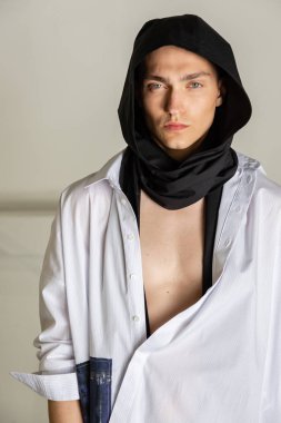 Milan, İtalya - 17 Haziran: Güzel model teşkil etmektedir backstage Isabel Benenato göstermeden önce üzerinde 17 Haziran 2018 Milan erkekler moda haftasında Milan'da sadece.