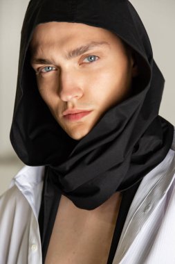 Milan, İtalya - 17 Haziran: Güzel model teşkil etmektedir backstage Isabel Benenato göstermeden önce üzerinde 17 Haziran 2018 Milan erkekler moda haftasında Milan'da sadece.