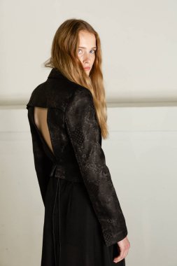 Milan, İtalya - 17 Haziran: Güzel model teşkil etmektedir backstage Isabel Benenato göstermeden önce üzerinde 17 Haziran 2018 Milan erkekler moda haftasında Milan'da sadece.