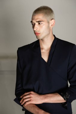 Milan, İtalya - 17 Haziran: Güzel model teşkil etmektedir backstage Isabel Benenato göstermeden önce üzerinde 17 Haziran 2018 Milan erkekler moda haftasında Milan'da sadece.