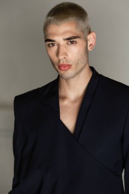 Milan, İtalya - 17 Haziran: Güzel model teşkil etmektedir backstage Isabel Benenato göstermeden önce üzerinde 17 Haziran 2018 Milan erkekler moda haftasında Milan'da sadece.