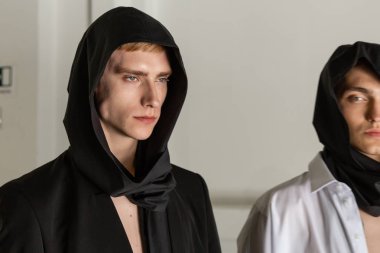 Milan, İtalya - 17 Haziran: Güzel model teşkil etmektedir backstage Isabel Benenato göstermeden önce üzerinde 17 Haziran 2018 Milan erkekler moda haftasında Milan'da sadece.