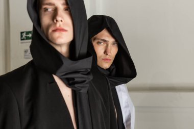 Milan, İtalya - 17 Haziran: Güzel modelleri poz backstage Isabel Benenato göstermeden önce üzerinde 17 Haziran 2018 Milan erkekler moda haftasında Milan'da sadece.