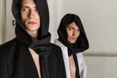 Milan, İtalya - 17 Haziran: Güzel modelleri poz backstage Isabel Benenato göstermeden önce üzerinde 17 Haziran 2018 Milan erkekler moda haftasında Milan'da sadece.