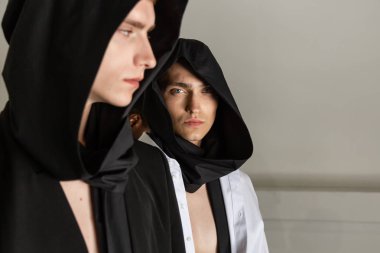 Milan, İtalya - 17 Haziran: Güzel modelleri poz backstage Isabel Benenato göstermeden önce üzerinde 17 Haziran 2018 Milan erkekler moda haftasında Milan'da sadece.