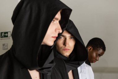 Milan, İtalya - 17 Haziran: Güzel modelleri poz backstage Isabel Benenato göstermeden önce üzerinde 17 Haziran 2018 Milan erkekler moda haftasında Milan'da sadece.