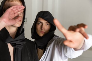Milan, İtalya - 17 Haziran: Güzel modelleri poz backstage Isabel Benenato göstermeden önce üzerinde 17 Haziran 2018 Milan erkekler moda haftasında Milan'da sadece.