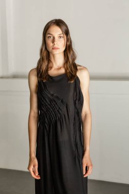 Milan, İtalya - 17 Haziran: Güzel model teşkil etmektedir backstage Isabel Benenato göstermeden önce üzerinde 17 Haziran 2018 Milan erkekler moda haftasında Milan'da sadece.