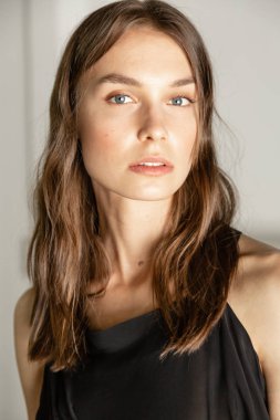 Milan, İtalya - 17 Haziran: Güzel model teşkil etmektedir backstage Isabel Benenato göstermeden önce üzerinde 17 Haziran 2018 Milan erkekler moda haftasında Milan'da sadece.