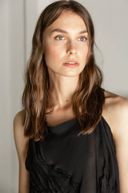 Milan, İtalya - 17 Haziran: Güzel model teşkil etmektedir backstage Isabel Benenato göstermeden önce üzerinde 17 Haziran 2018 Milan erkekler moda haftasında Milan'da sadece.