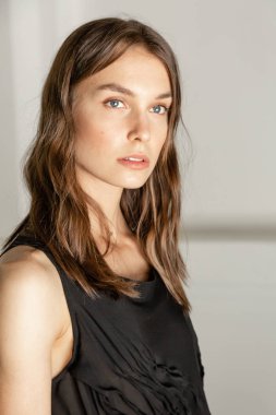 Milan, İtalya - 17 Haziran: Güzel model teşkil etmektedir backstage Isabel Benenato göstermeden önce üzerinde 17 Haziran 2018 Milan erkekler moda haftasında Milan'da sadece.