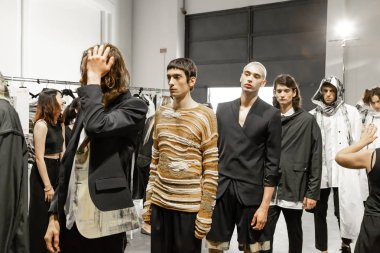 Milan, İtalya - 17 Haziran: Güzel modelleri sıraya kadar kulis Isabel Benenato göstermeden önce üzerinde 17 Haziran 2018 Milan erkekler moda haftasında Milan'da sadece.