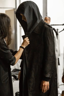 Milan, İtalya - 17 Haziran: Güzel model teşkil etmektedir backstage Isabel Benenato göstermeden önce üzerinde 17 Haziran 2018 Milan erkekler moda haftasında Milan'da sadece.