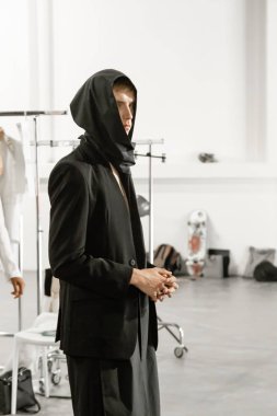 Milan, İtalya - 17 Haziran: Güzel model teşkil etmektedir backstage Isabel Benenato göstermeden önce üzerinde 17 Haziran 2018 Milan erkekler moda haftasında Milan'da sadece.