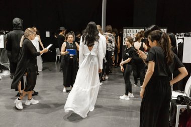 Milan, İtalya - 17 Haziran: Güzel modelleri sıraya kadar kulis Isabel Benenato göstermeden önce üzerinde 17 Haziran 2018 Milan erkekler moda haftasında Milan'da sadece.